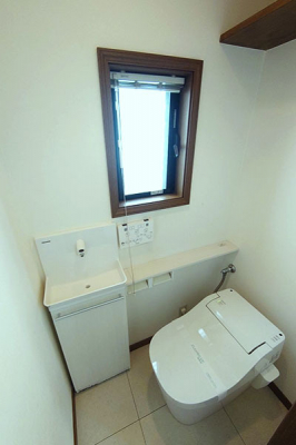 トイレ　2F:手洗器付タンクレストイレ・吊戸棚付