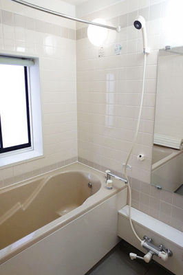 浴室　バスルーム／家事動線に配慮して水回りは2階に集約されています。浴室乾燥機・追い焚き機能付