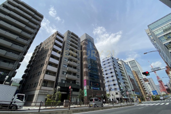 現地外観写真　建物外観／桜田通り沿いに立地、「三田」・「赤羽橋」・「田町」駅が利用可能で各方面へアクセス便利な好立地！東京タワーも徒歩圏内です