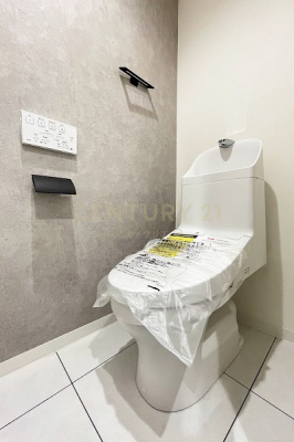 トイレ　トイレ／新規交換済み、お手入れのしやすいタイル床となっております。