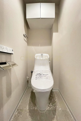 トイレ　トイレ／新規交換済、LIXIL製一体型シャワートイレ・吊戸棚付