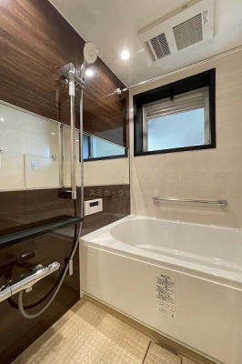 浴室　バスルーム／新規交換済、LIXIL製1216サイズ、浴室乾燥暖房機・追い焚き機能付、窓があるため採光・換気も良好です。