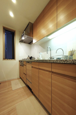 キッチン　システムキッチン約3.8帖／独立タイプのシステムキッチン、食洗機・ビルトイン浄水器・ディスポーザー付、窓があるので換気・採光も良好です。