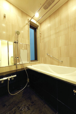 浴室　窓があり明るく清潔感のあるバスルーム、浴室換気乾燥機付きです