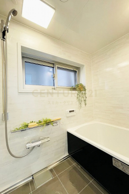 浴室　バスルーム／新規交換済、窓があり換気や採光も良好です。浴室乾燥機・追い焚き機能付