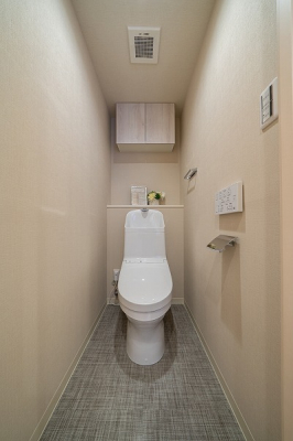トイレ　トイレ／新規交換済、温水洗浄機能付トイレ