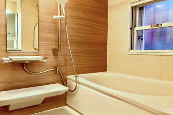 浴室　窓付きで明るく清潔感のあるバスルーム、2021年に新規交換済みです。梅雨の時期にも活躍する浴室換気乾燥機付きです
