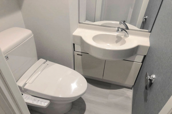 トイレ　ウォシュレット付きトイレ／2021年にウォシュレット交換済み、便利な手洗いカウンター付きです