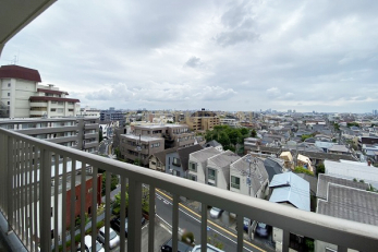 住戸からの眺望写真　バルコニーからの眺望／8階建ての7階部分のお部屋、バルコニーの先には開放的な眺望が広がります！