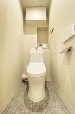 トイレ　トイレ／温水洗浄機能付に新規交換済み。背面には便利なカウンタ−と吊戸棚付きです。