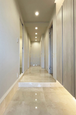 玄関　玄関ホール／玄関廊下の床は大理石張りで高級感があり、お出かけ前や帰宅時もラグジュアリーな気持ちに。お掃除もしやすく綺麗な空間が維持出来ます。