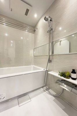 浴室　バスルーム／新規交換済み、梅雨の時期にも活躍する嬉しい浴室乾燥機付きです。