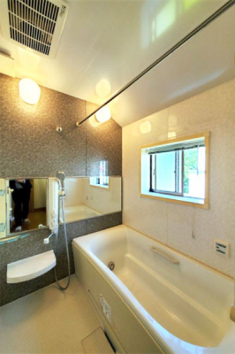 浴室　バスルーム／水回り設備は個室のある2階に集約され、使い勝手に配慮されています。浴室乾燥機付
