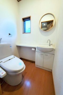 トイレ　１F：トイレ／来客にも使いやすい手洗いカウターやミラーも設置された明るいトイレ