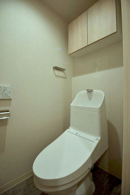 トイレ　トイレ／新規設置済、温水洗浄機能付・吊り戸棚付