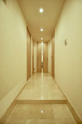 玄関　玄関ホール／床には大理石タイルを敷き高級感があります。