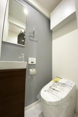 トイレ　タンクレストイレ／新規設置済、手洗器・ミラー・吊り戸棚付