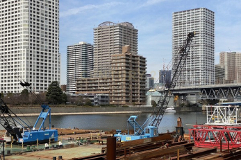 現地外観写真　建物外観／鹿島建設（株）施工、京浜運河に面した新耐震基準マンション
