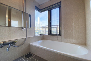 浴室　バスルーム／バルコニー側に配置された浴室には大きな窓があり、京浜運河を眺めながらの寛ぎのひとときを堪能できます。