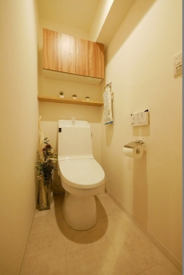 トイレ　トイレ／温水洗浄機能付トイレ・吊り戸棚付