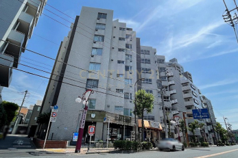 現地外観写真　建物外観（2022.5撮影）／ライオンズマンション三軒茶屋、世田谷通り沿いに立地、バルコニーは通りとは反対側になります。