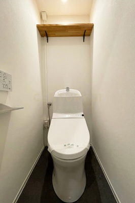 トイレ　温水洗浄機能付トイレ／2019年フルリノベーションの際に新規交換しています。