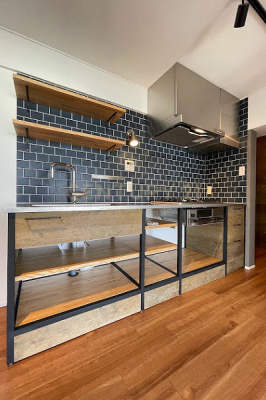 キッチン　システムキッチン／ブルックリンスタイルのオープンキッチン、ダークカラーのタイルがオシャレです。2019年フルリノベーションの際に新規交換しています。