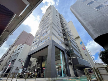 現地外観写真　建物外観（2022.5撮影）／田園都市線「駒沢大学」駅徒歩7分、マンションのすぐ近くにはバス停（東急バス「上馬」停留所）があり、渋谷駅方面へのアクセスにも便利です