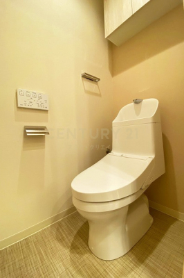 トイレ　トイレ／新規設置済、温水洗浄機能付です。背面には便利な棚付きですっきりと収納が出来ます。