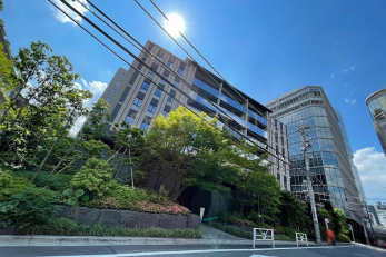 現地外観写真　建物外観（2022.5撮影）／ザ・パークハウス渋谷南平台、「渋谷」駅徒歩7分、コンシェルジュサービスやバレーサービスなどホテルライクな暮らしをサポートする快適なレジデンス