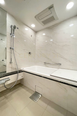 浴室　バスルーム／1620サイズ、大理石調の高級感のあるバスルーム、浴室乾燥機・ミストサウナ・追焚機能付