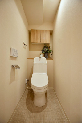 トイレ　トイレ／新規設置済、温水洗浄機能付、カウンター・吊り戸棚付