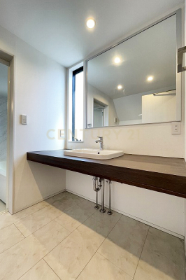 洗面台・洗面所　洗面化粧室／3階に設けた洗面化粧室は窓付きで明るく清潔感のある空間となっております。