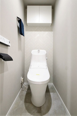 トイレ　トイレ／新規交換済、LIXIL製、一体型温水洗浄機能付き