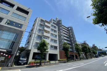 現地外観写真　建物外観（2022.6撮影）駒沢通りに面していて目黒区役所前で便利な立地です。