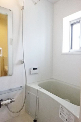 浴室　バスルーム／2015年に新規交換済、マンションに珍しく窓があり採光・換気も良好です。