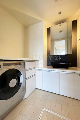 洗面台・洗面所　洗面化粧台／コンパクトでスタイリッシュなデザイン、収納スペースも豊富です