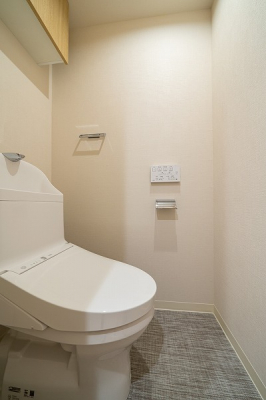 トイレ　トイレ／新規交換済、手洗い付き、温水洗浄機能付のトイレです。背面上部には収納も付いているので小物類もすっきり収納出来ます。