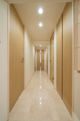 玄関　玄関／玄関廊下は大理石貼りで高級感があります。日々のお掃除もしやすく綺麗な状態を保つことが可能です。