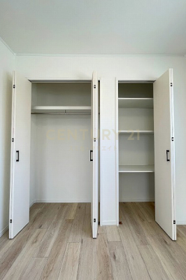 収納　3階ベッドルーム 約8.7帖〜収納／ハンガーパイプを設置したクローゼットと可動棚収納が有ります。