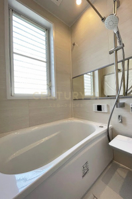浴室　バスルーム／新規交換済、TOTO製、東向きの窓があり採光・換気も良好です。追い焚き機能付