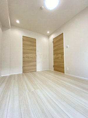 寝室　ベッドルーム 約7.0帖／白と木目調の落ち着いた雰囲気のお部屋です。おお気に入りのベッドを置いて癒しの空間に。