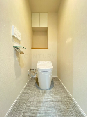 トイレ　トイレ／新規交換済、温水洗浄機能付のタンクレストイレ。背面には収納と小棚もあるのですっきりとした空間に。