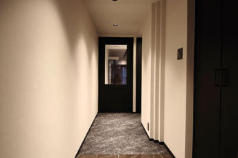 玄関　玄関ホール／シックで高級感のある玄関ホール、廊下もカーペット敷きです。