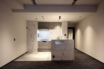 キッチン　システムキッチン／オシャレで高級感のあるタイル張りのキッチン、L字タイプのカウンターキッチン
