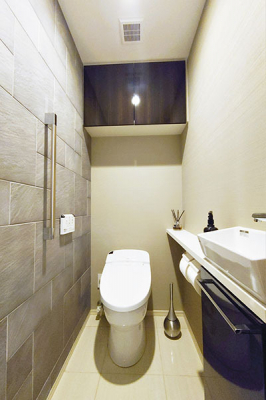 トイレ　トイレ／手洗いカウンター付タンクレストイレ・吊り戸棚付、壁には防臭・防湿効果のあるエコカラットを施工