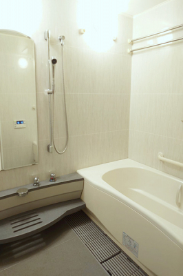 浴室　バスルーム／玄関ポーチ側に窓があります。浴室乾燥機付