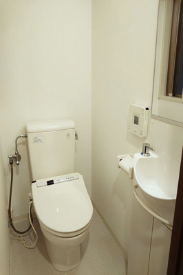 トイレ　トイレ／手洗器付＋温水洗浄便座、玄関横のライトコート側に窓があり、採光・換気も良好です。