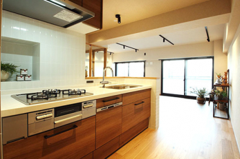 キッチン　システムキッチン／新規交換済、食洗機・グースネックタイプ水栓、白いタイル貼りがオシャレです。