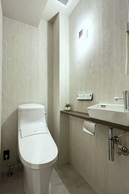 トイレ　トイレ／新規交換済、温水洗浄機能付トイレ、手洗カウンター付